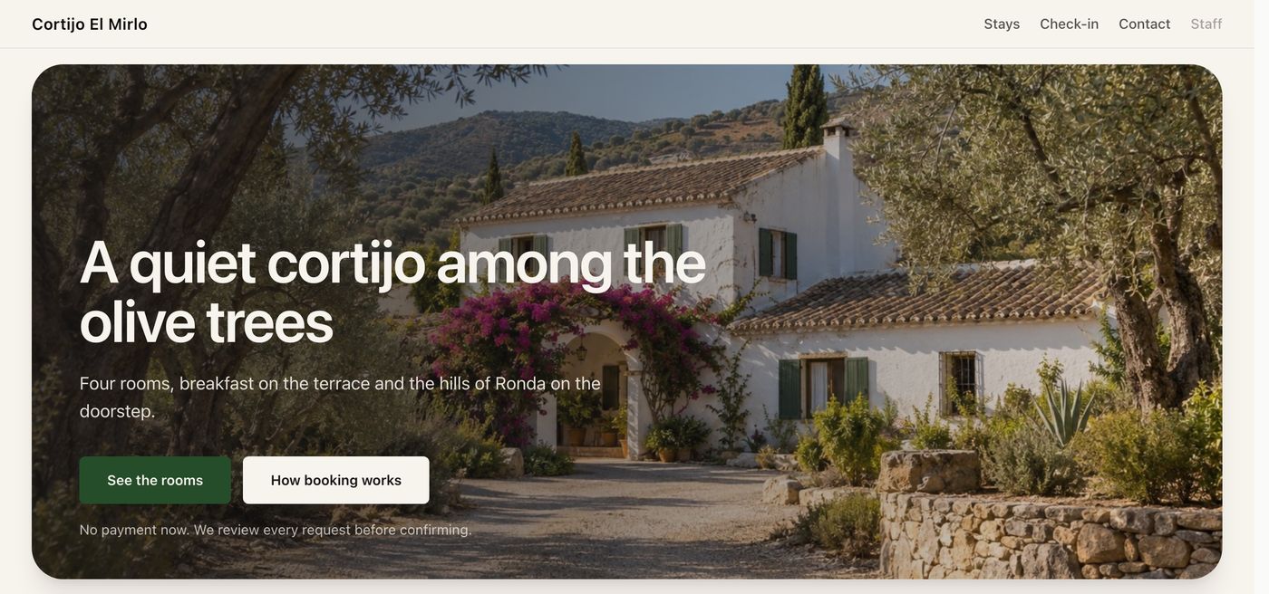 Cortijo El Mirlo's home page: a white farmhouse among olive trees
